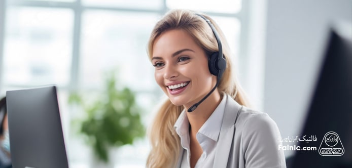 لبخند زدن هنگام صحبت کردن حرفه ای با مشتری پشت تلفن