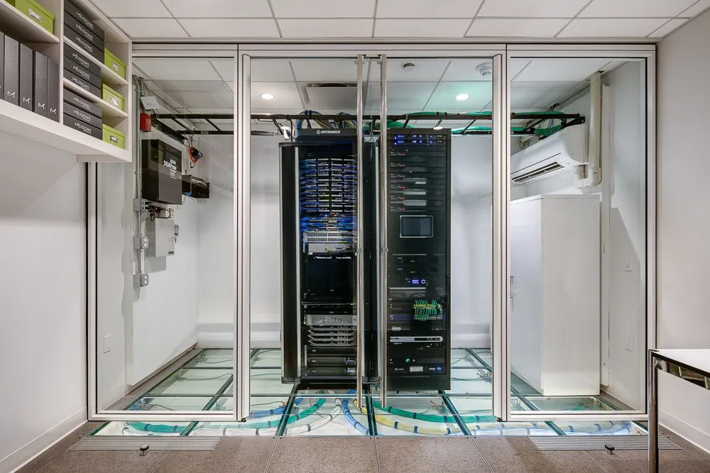 خدمات طراحی اتاق سرور را با استانداردهای روز دنیا دریافت کنید