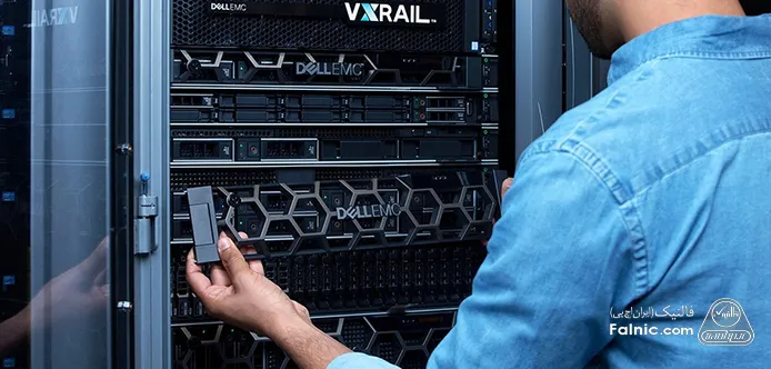 یک تکنسین شبکه در حال راه اندازی سرور در یک دیتاسنتر