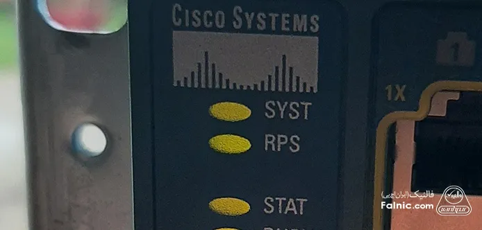 محل قرارگیری چراغ SYS و STAT در سوئیچ سیسکو محل قرارگیری چراغ SYS و STAT در سوئیچ سیسکو
