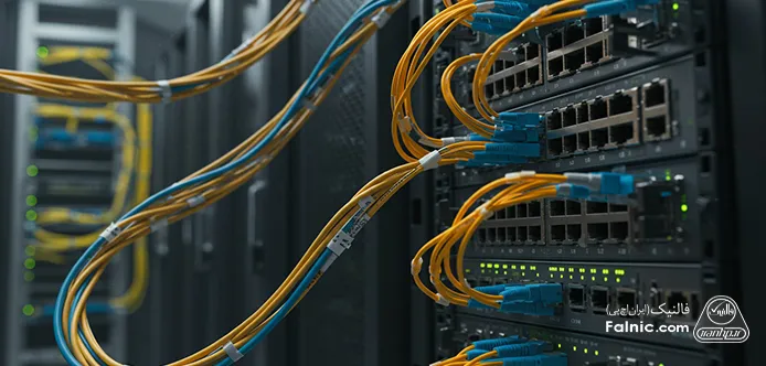 کابل های متصل به یک سوئیچ در یک دیتاسنتر
