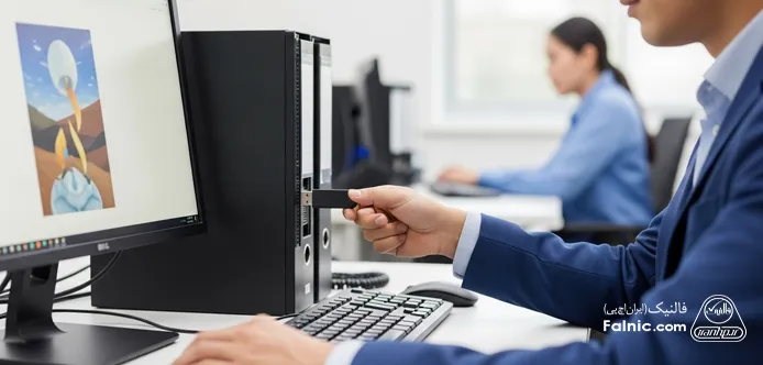 یک کارمند در حال استفاده از نسخه قدیمی یک نرم افزار از طریق فلش یک کارمند در حال استفاده از نسخه قدیمی یک نرم افزار از طریق فلش