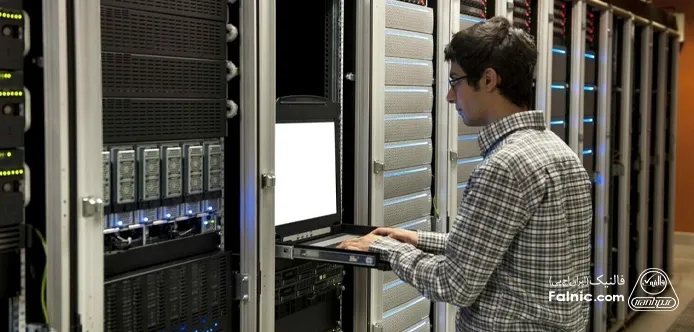 یک مهندس در حال نصب یک استوریج ۲۰۶۲ یک مهندس در حال نصب یک استوریج ۲۰۶۲