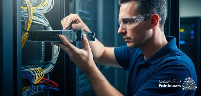 یک تکنسین در حال تعویض یکی از تجهیزات شبکه در یک دیتاسنتر