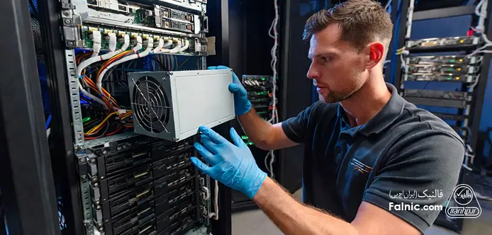 کارشناس it در حال نصب پاور داخل سرور کارشناس it در حال نصب پاور داخل سرور