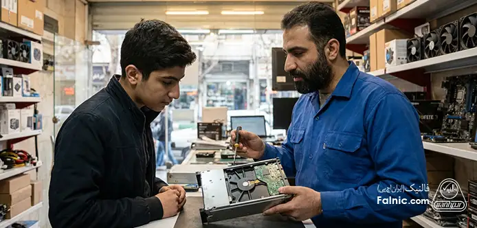 مشتری در حال بررسی ویژگی های بهترین هارد اینترنال برای سرور